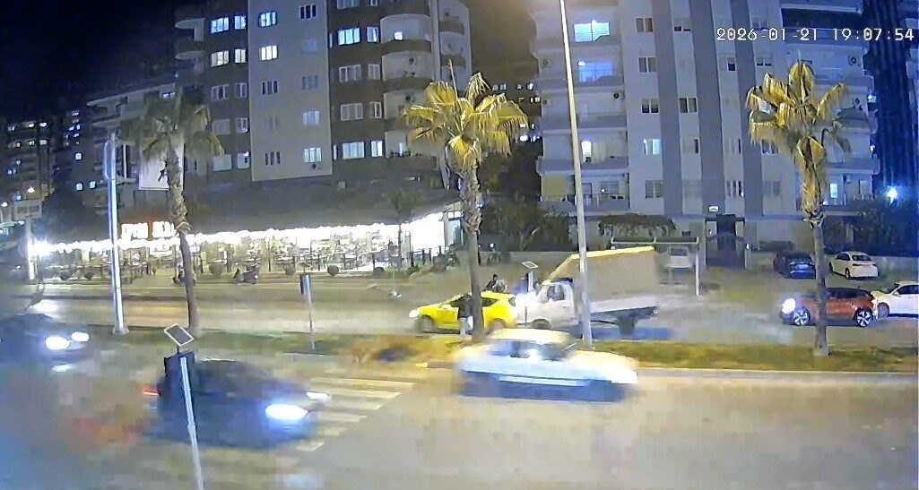 Mersin’de yayaya yol vermek isteyen sürücünün aniden fren yapması sonucu