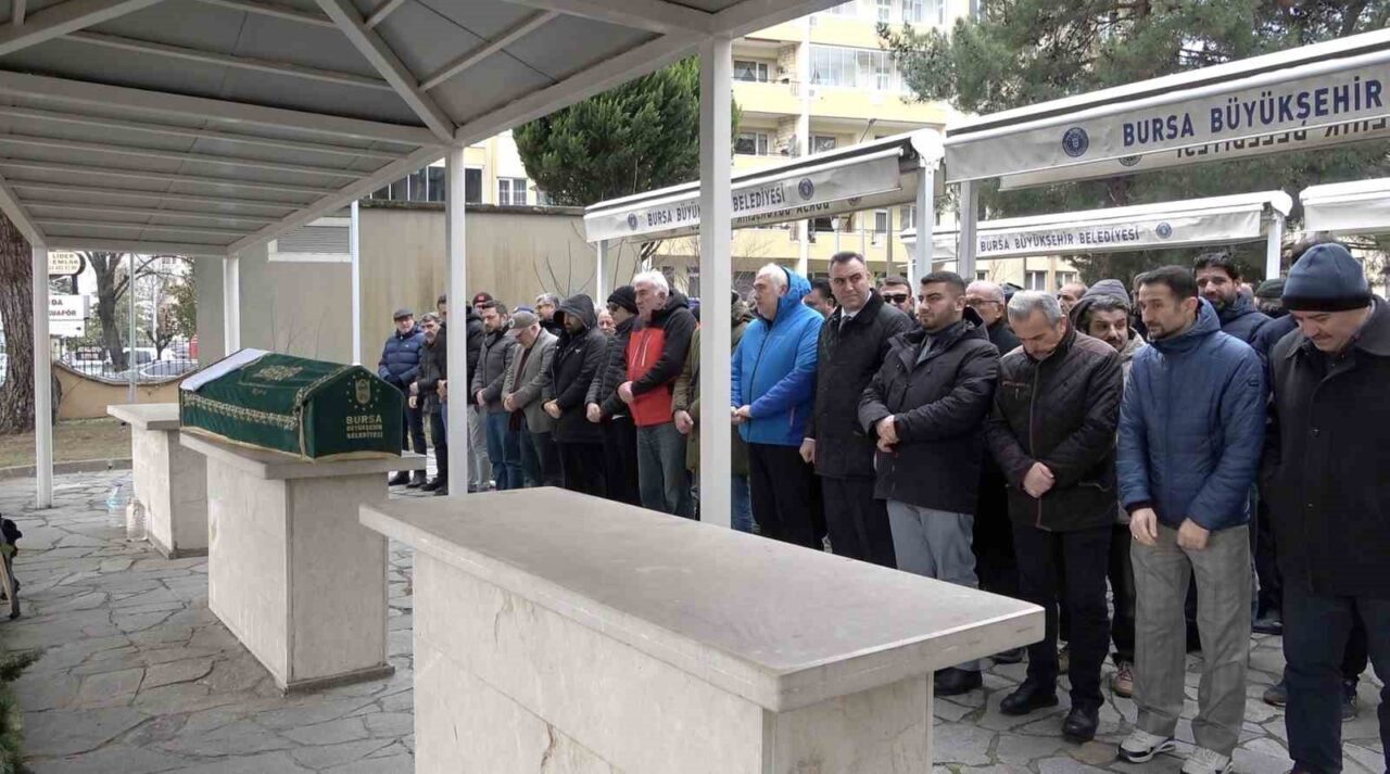 Bursa’da 72 yaşında hayatını kaybeden yazar Ahmet Turan Alkan, cenaze