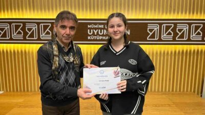 Yıldırım belediyesi tarafından düzenlenen yazı atölyesini başarıyla tamamlayan katılımcılar sertifikalarına