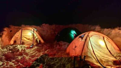 ELDAK’ın Hazar Baba Dağı’ndaki kış tırmanışında, yazın zirvede dalgalanan Türk