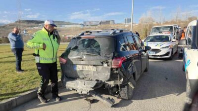 Samsun’da iki otomobilin karıştığı trafik kazasında 2 kişi yaralanırken, Ankara’dan