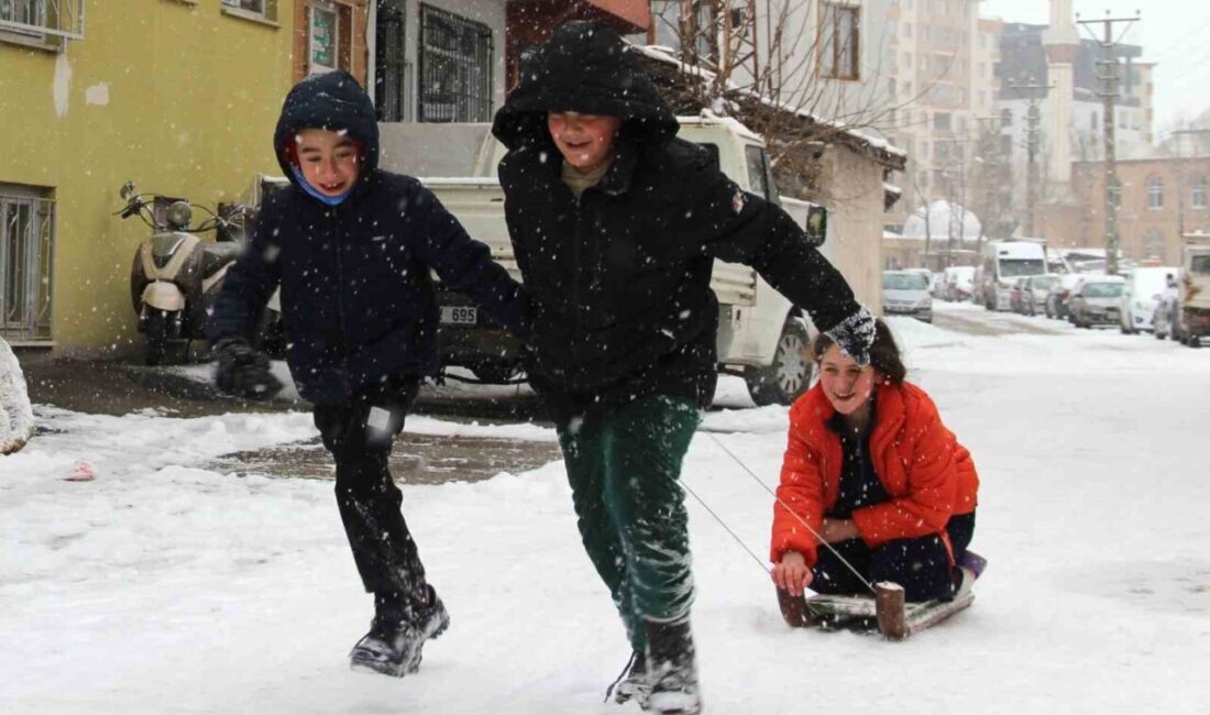 Çorum’da gece yarısından itibaren etkisini artıran kar yağışı, kent merkezini