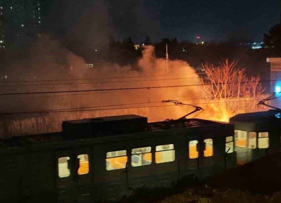 Bakırköy’de, Yenibosna Metro Durağı yanında bulunan elektrik kablolarında çıkan yangın,