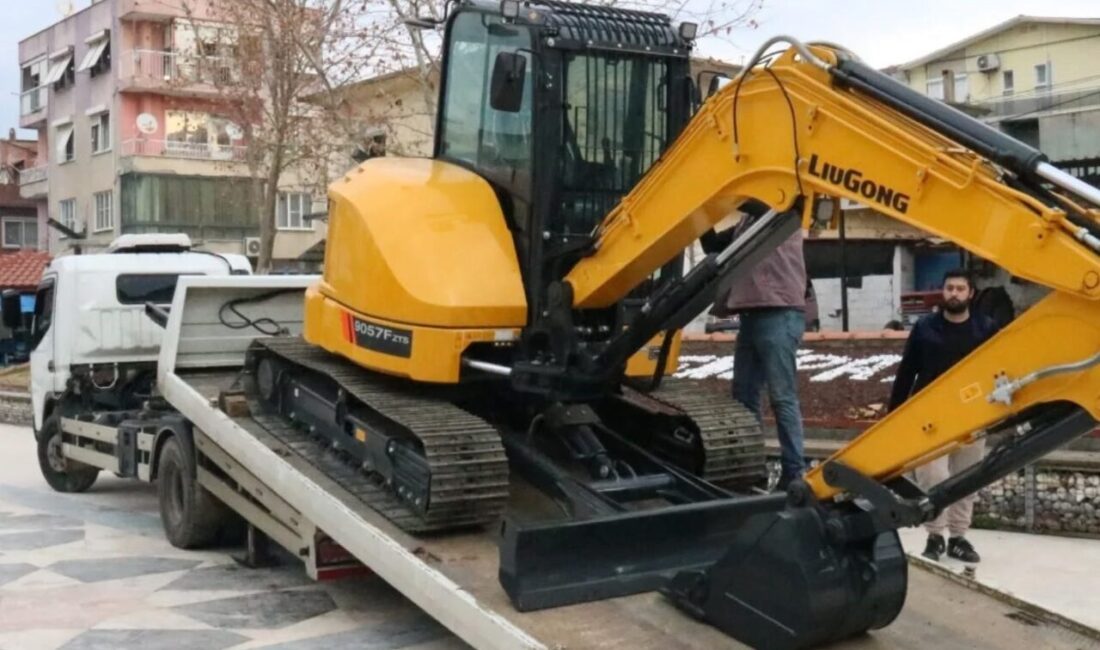 Yenipazar Belediyesi’nin araç filosuna kazandırılan 6 tonluk ekskavatörün, ilçedeki hizmet
