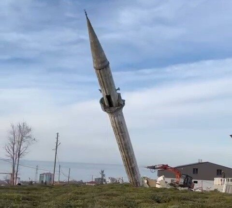Rize’nin Pazar ilçesinde yeni caminin yapımı tamamlanınca eski caminin minaresi