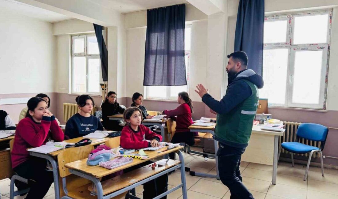 Şırnak’ın Beytüşşebap ilçesinde Yeşilay tarafından öğrencilere yönelik bağımlılıkla mücadele eğitimi