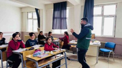 Şırnak’ın Beytüşşebap ilçesinde Yeşilay tarafından öğrencilere yönelik bağımlılıkla mücadele eğitimi