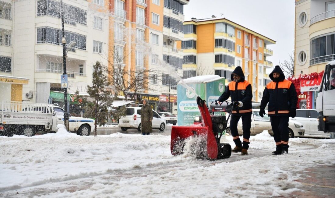 Yeşilyurt Belediyesi, etkili olan kar yağışıyla birlikte vatandaşların günlük yaşamının