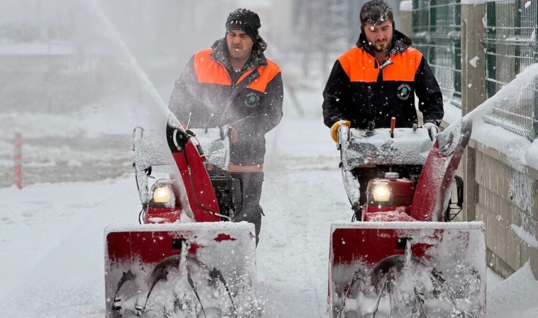 Yeşilyurt Belediyesi, etkisini artırarak devam eden yoğun kar yağışına karşı