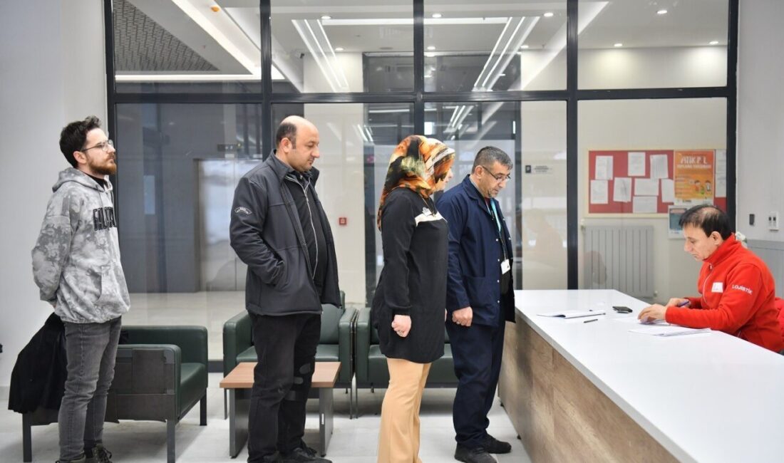 Yeşilyurt Belediyesi personelleri, toplumsal dayanışmanın en güzel örneklerinden birini sergileyerek