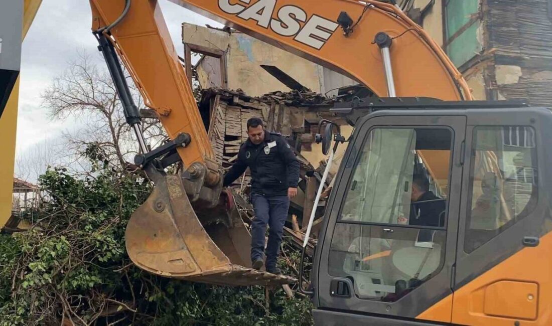 Bolu’da kısmi çökme yaşanan metruk binanın kontrollü yıkımı sırasında zabıta