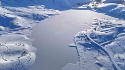 Sivas’ta etkisini artıran dondurucu soğuklar nedeniyle Yıldız Göleti’nin yüzeyi tamamen