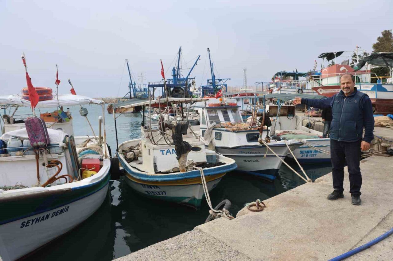 Hatay’ın Akdeniz’e kıyısı olan Samandağ ilçesinde fırtına öğle saatlerinden itibaren