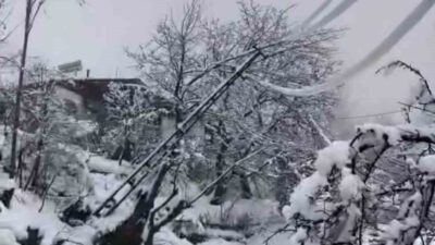 Diyarbakır’ın Çüngüş ilçesinde yoğun kar yağışı nedeni ile elektrik direkleri