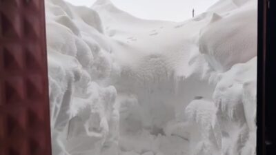 Sivas’ta etkili olan kar yağışı sonrası bir çiftliğin samanlığı çöktü.