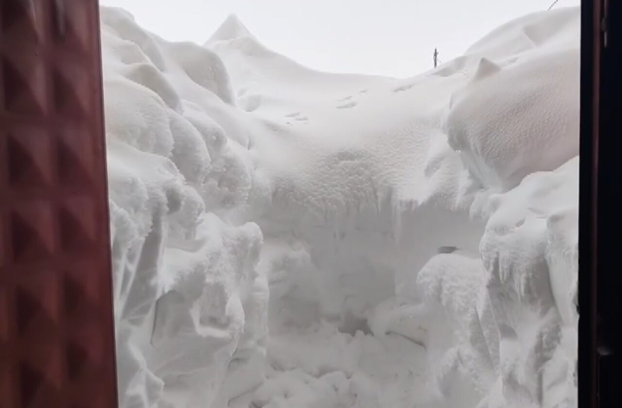 Sivas’ta etkili olan kar yağışı sonrası bir çiftliğin samanlığı çöktü.