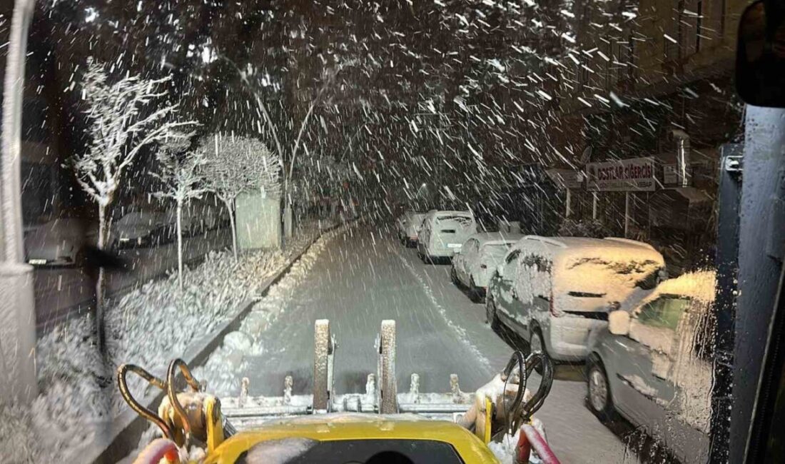 Mardin’in Artuklu ilçesinde gece saatlerinde etkili olan kar yağışı, kenti