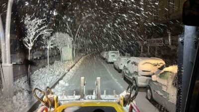 Mardin’in Artuklu ilçesinde gece saatlerinde etkili olan kar yağışı, kenti