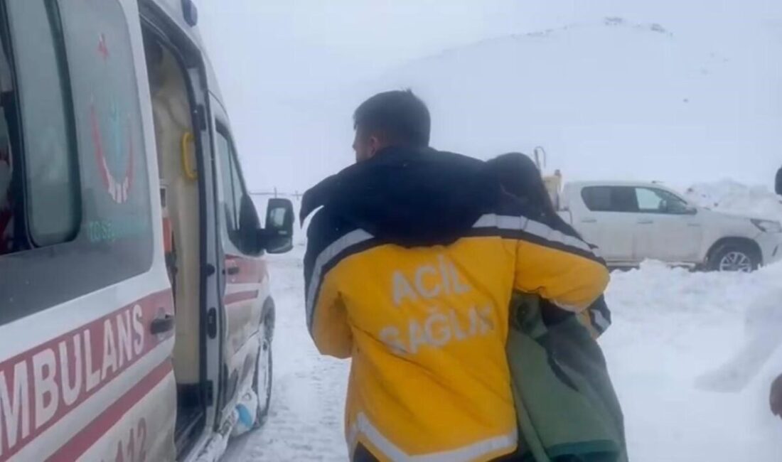 Ağrı’nın Patnos ilçesinde kar yağışı ve tipi nedeniyle yolu ulaşıma