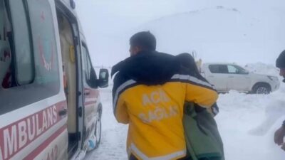 Ağrı’nın Patnos ilçesinde kar yağışı ve tipi nedeniyle yolu ulaşıma