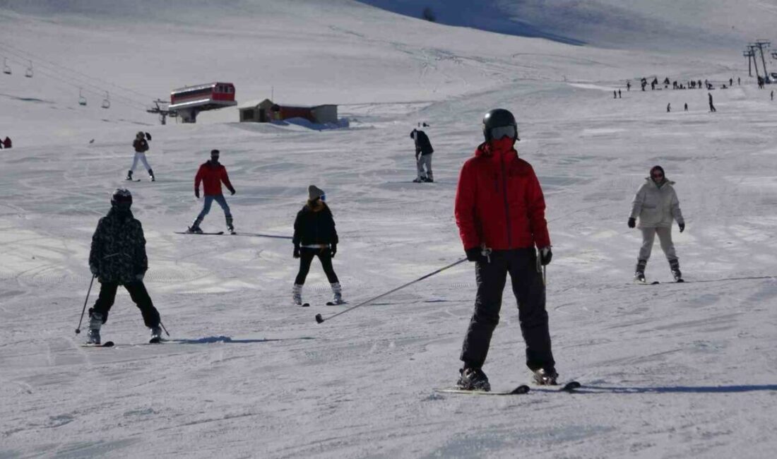 Van’ın Gevaş ilçesinde bulunan Abalı Kayak Merkezi, günlerdir etkili olan
