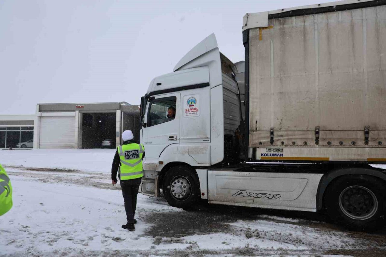 Nevşehir genelinde sabah saatlerinde etkisini artıran yoğun kar yağışı ve