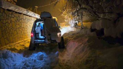 Bingöl’de etkili olan yoğun kar yağışı nedeniyle ulaşıma kapanan yol