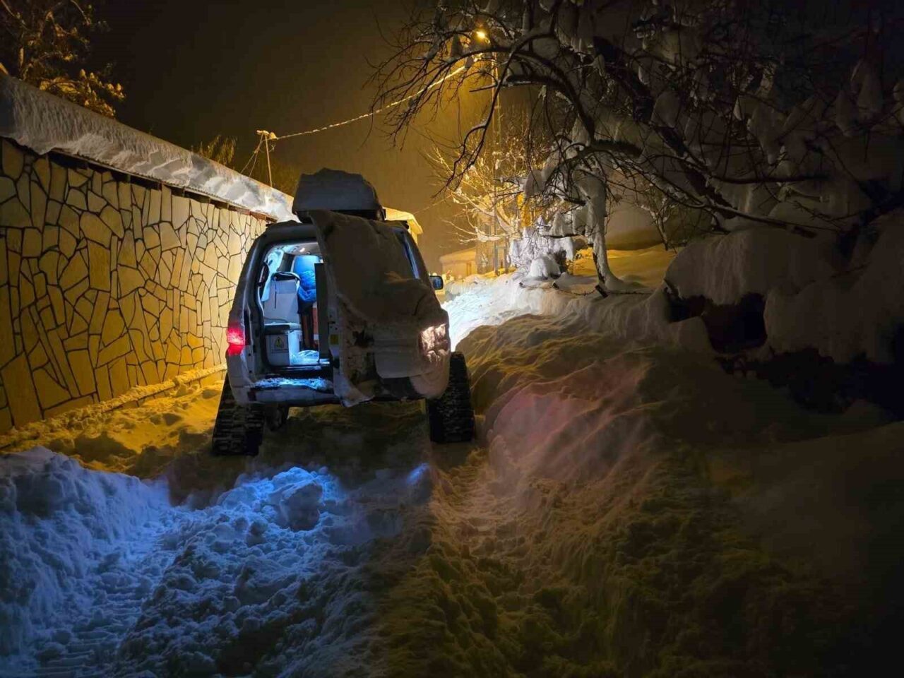 Bingöl’de etkili olan yoğun kar yağışı nedeniyle ulaşıma kapanan yol