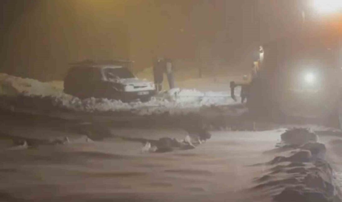 Elazığ’da etkili olan yoğun kar yağışı nedeniyle yolda mahsur kalan