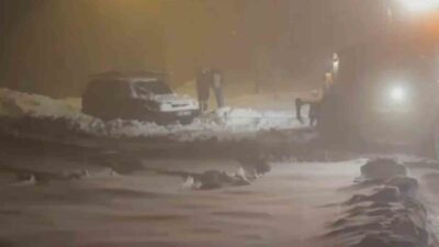 Elazığ’da etkili olan yoğun kar yağışı nedeniyle yolda mahsur kalan