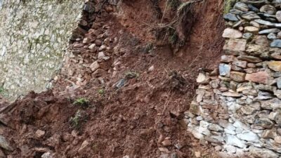 Aydın’ın Karacasu ilçesinde etkili olan sağanak yağış sebebiyle istinat duvarı