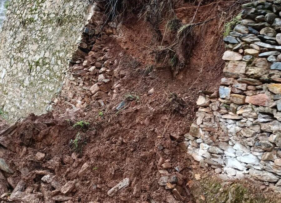 Aydın’ın Karacasu ilçesinde etkili olan sağanak yağış sebebiyle istinat duvarı