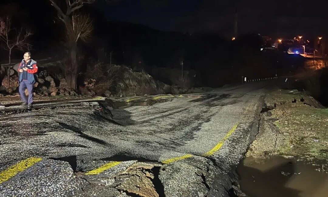 Uşak’ta akşam saatlerinden itibaren etkili olan yoğun yağmur yağışı sonrası