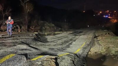 Uşak’ta akşam saatlerinden itibaren etkili olan yoğun yağmur yağışı sonrası