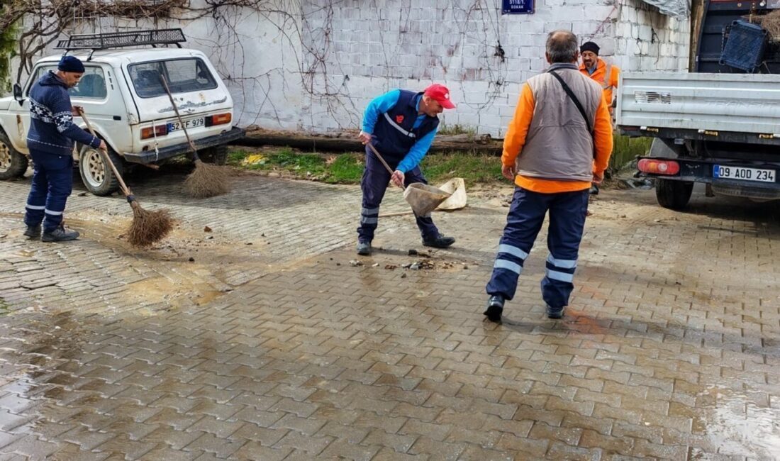 Aydın’ın Efeler ilçesinde etkili olan yoğun yağış sonrası, bazı bölgelerde