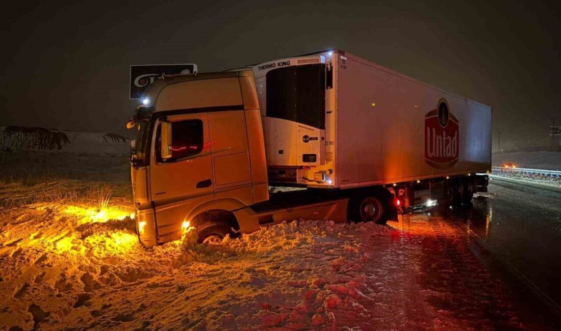 Kayseri-Malatya Karayolu’nda kar yağışı sonrası yol buzlanırken, kazalar peş peşe