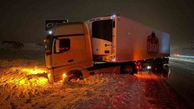 Kayseri-Malatya Karayolu’nda kar yağışı sonrası yol buzlanırken, kazalar peş peşe