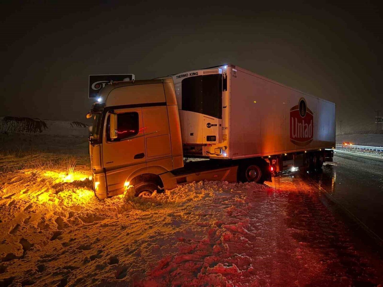Kayseri-Malatya Karayolu’nda kar yağışı sonrası yol buzlanırken, kazalar peş peşe