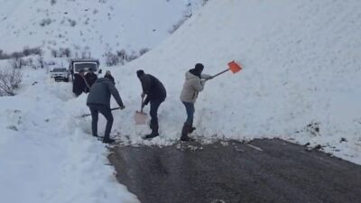 Bingöl’de Karlıova ile Yedisu arasındaki karayoluna küçük bir çığ düştü.