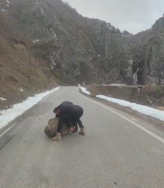 Tokat’ta seyir halindeyken yola düşen kaya parçası, vatandaşları dikkati ve