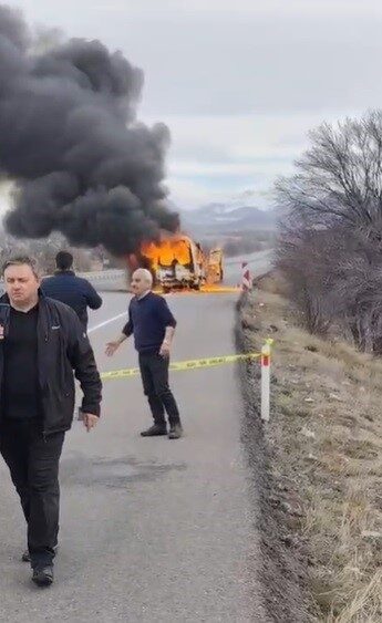 Konya’da seyir halindeki yolcu minibüsünde henüz belirlenemeyen bir nedenle yangın