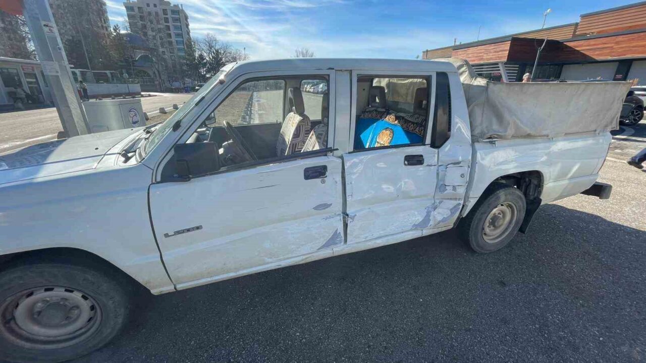 Karaman’da yolcu minibüsü ile kamyonetin karıştığı kazada yaralanan olmazken, kaza