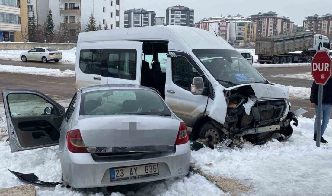 Elazığ’da yolcu minibüsü ile otomobilin çarpıştığı kazada 3’ü yolcu 4
