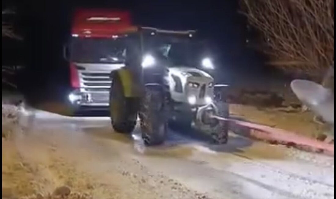 Elazığ’da yolda kalan tır, köy sakinleri ve İl Özel İdaresi