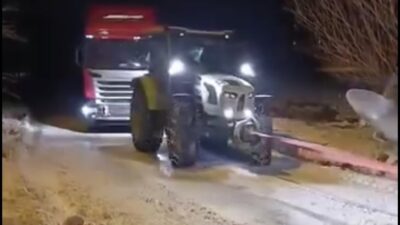 Elazığ’da yolda kalan tır, köy sakinleri ve İl Özel İdaresi