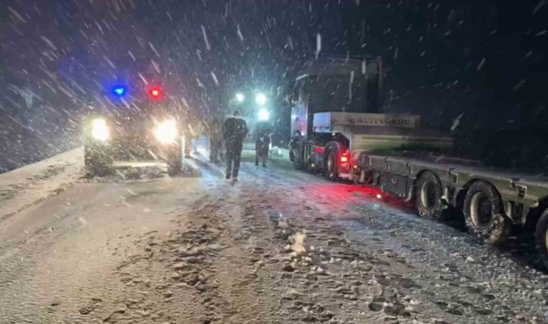 Şanlıurfa ile Gaziantep’i birbirine bağlayan D-400 karayolu yoğun kar yağışı