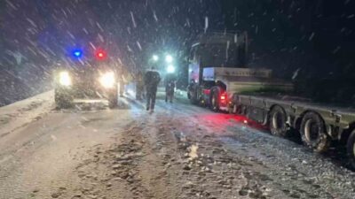 Şanlıurfa ile Gaziantep’i birbirine bağlayan D-400 karayolu yoğun kar yağışı