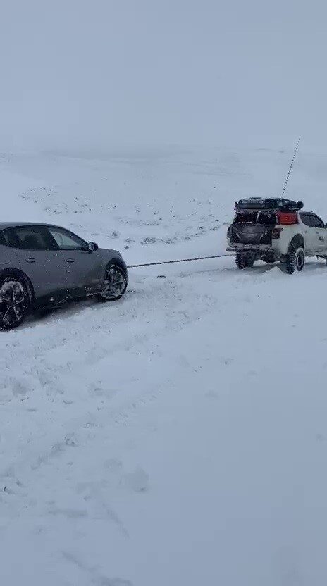 Erzurum’un Tekman ilçesine bağlı Düzyurt Mahallesinde kar ve tipi nedeniyle