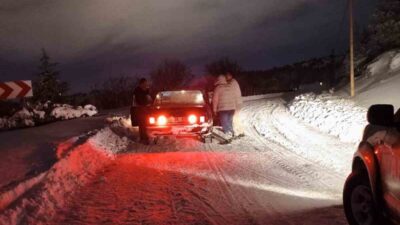 Elazığ’da aracıyla karda mahsur kalan vatandaşın yardımına Elazığ Belediyesi ekipleri