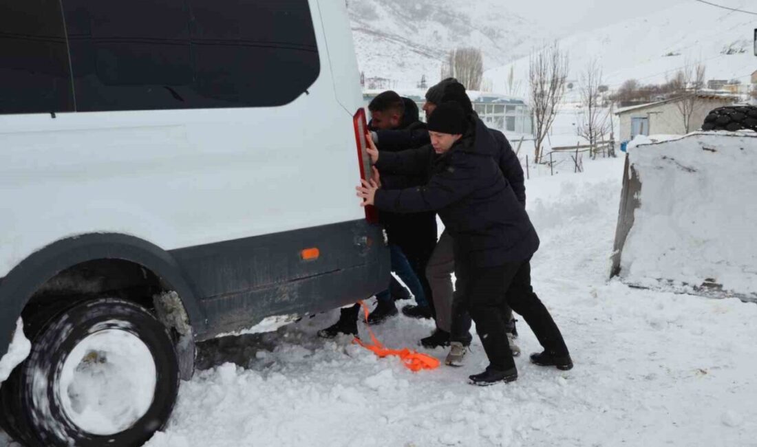 Bitlis’in Tatvan ilçesinde yoğun kar yağışı nedeniyle kapanan köy yollarında